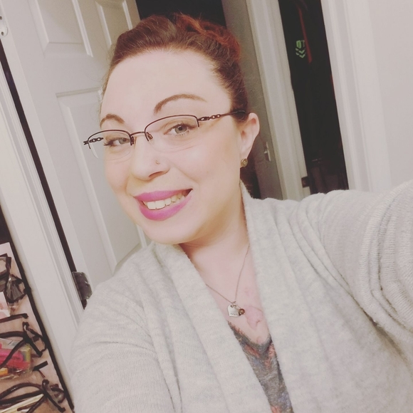 Meet your Posher, Nicole - Picture 1 of 13